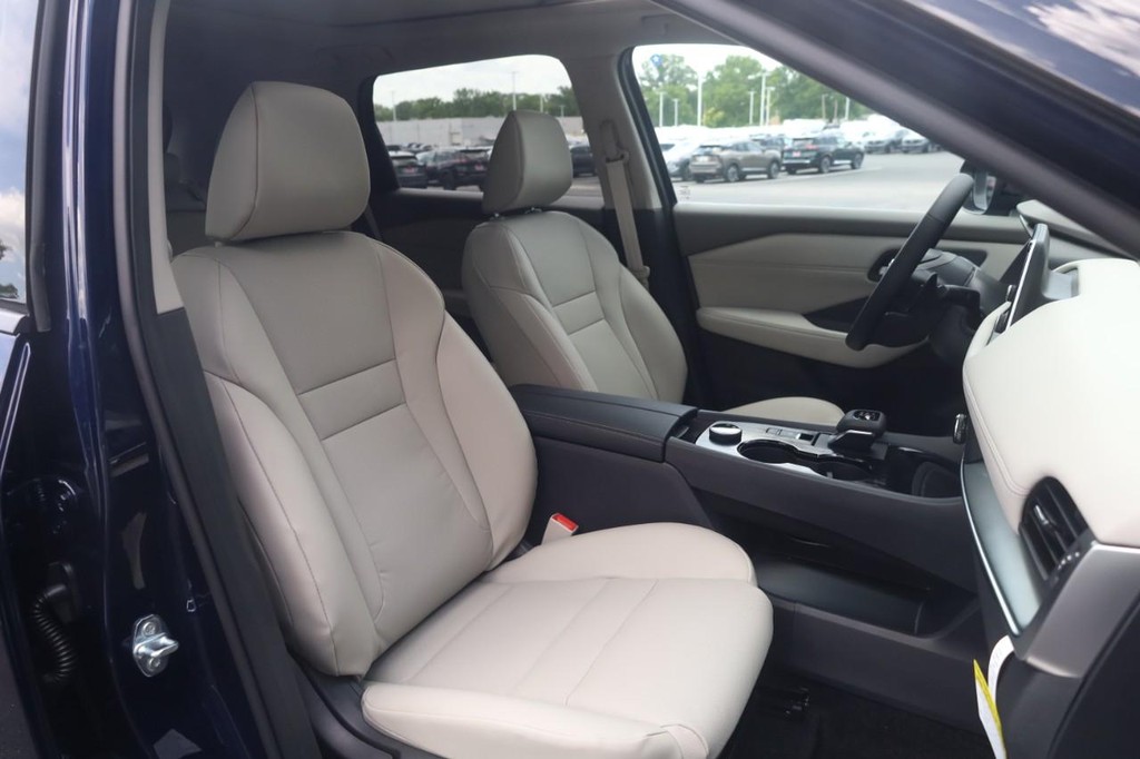 Nissan Rogue Vehicle Full-screen Gallery Image 21