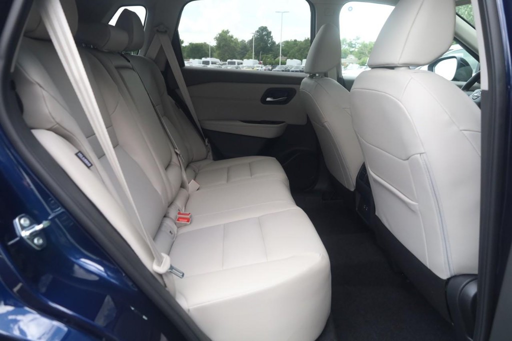 Nissan Rogue Vehicle Full-screen Gallery Image 22