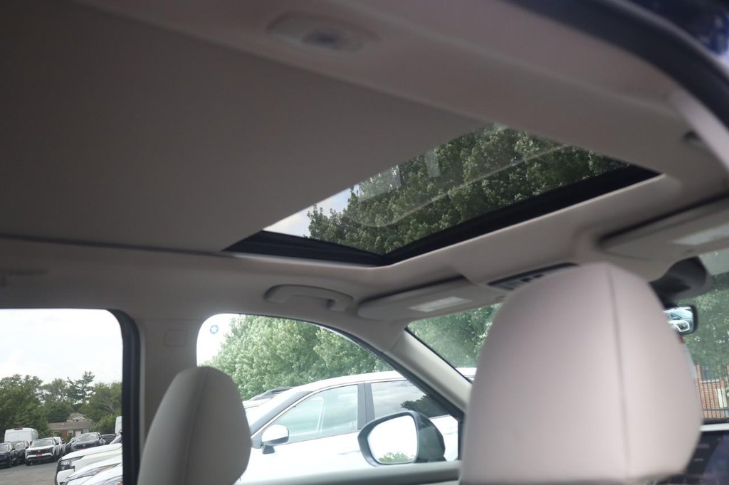 Nissan Rogue Vehicle Full-screen Gallery Image 23