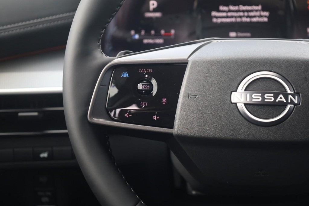 Nissan Murano Vehicle Full-screen Gallery Image 10