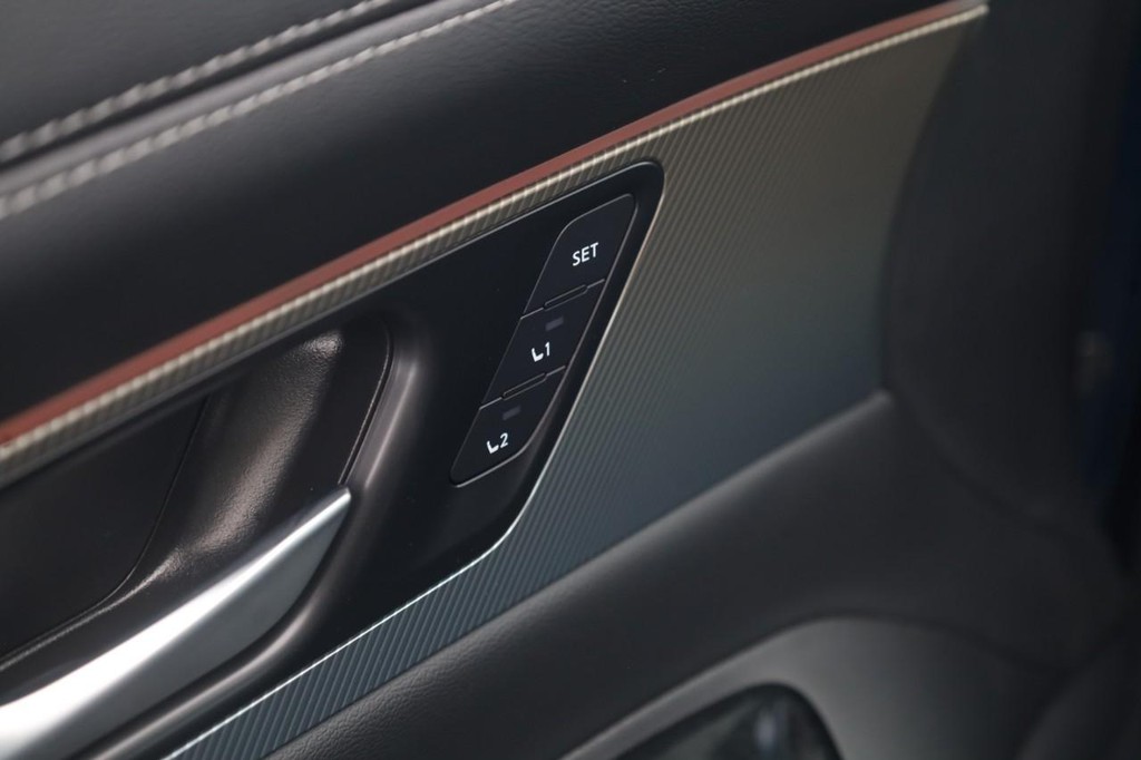 Nissan Murano Vehicle Full-screen Gallery Image 12
