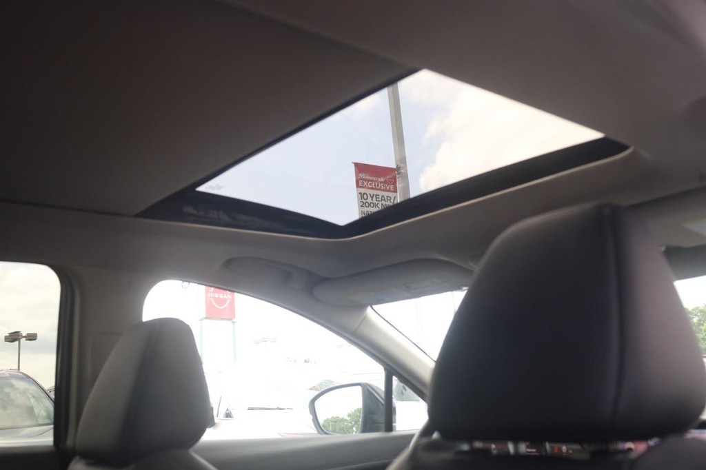 Nissan Murano Vehicle Full-screen Gallery Image 23