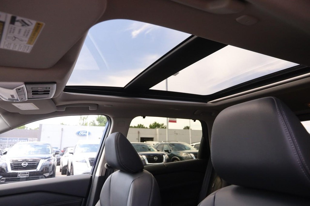 Nissan Rogue Vehicle Image 09