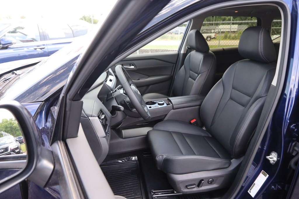 Nissan Rogue Vehicle Image 10