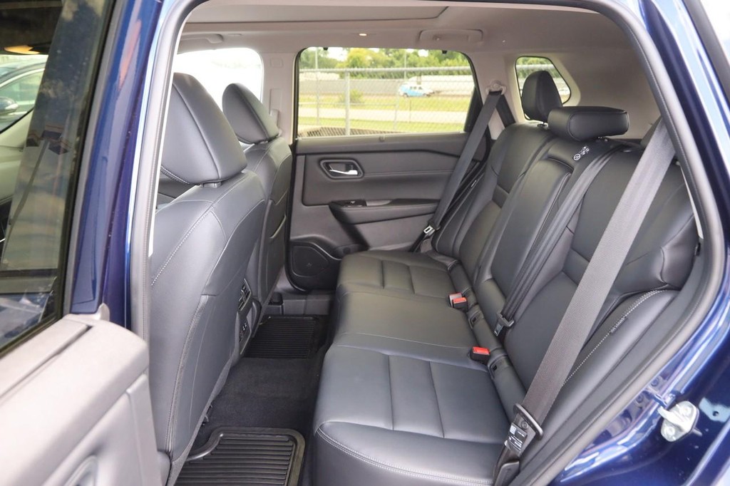 Nissan Rogue Vehicle Image 11