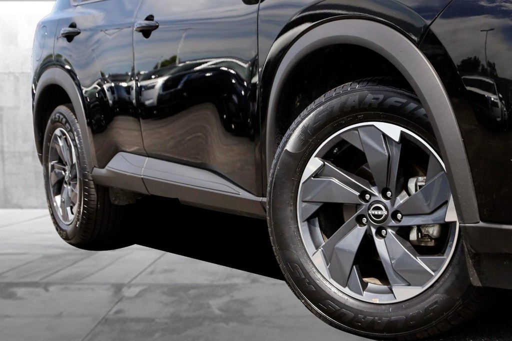Nissan Rogue Vehicle Full-screen Gallery Image 3