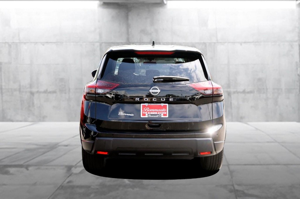 Nissan Rogue Vehicle Full-screen Gallery Image 6