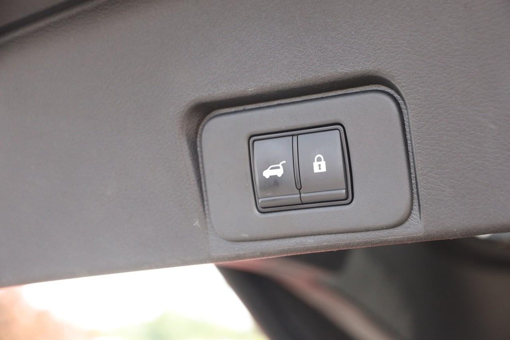 Nissan Rogue Vehicle Full-screen Gallery Image 8