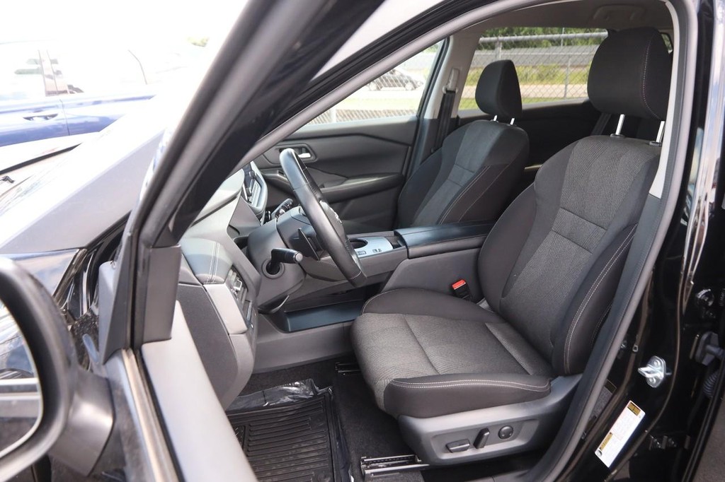 Nissan Rogue Vehicle Full-screen Gallery Image 9