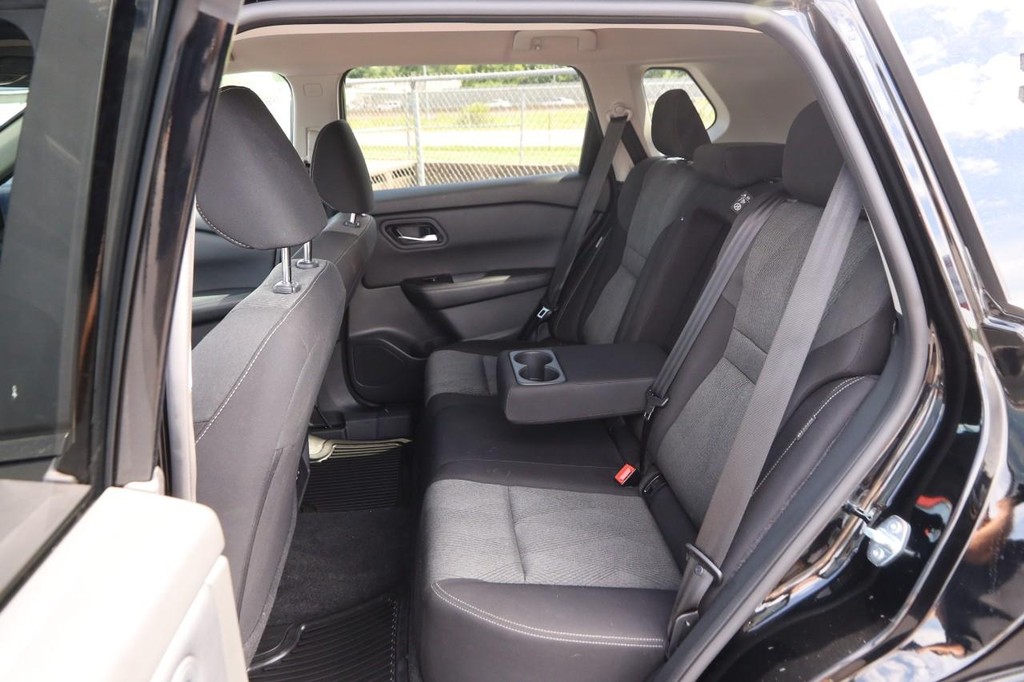 Nissan Rogue Vehicle Full-screen Gallery Image 10