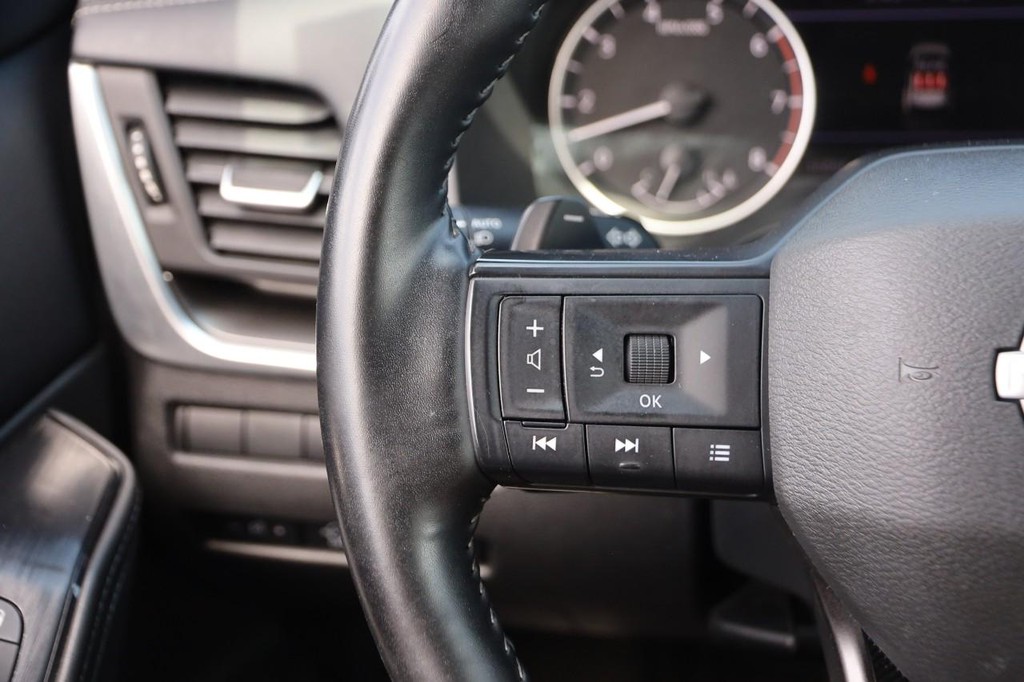 Nissan Rogue Vehicle Full-screen Gallery Image 12