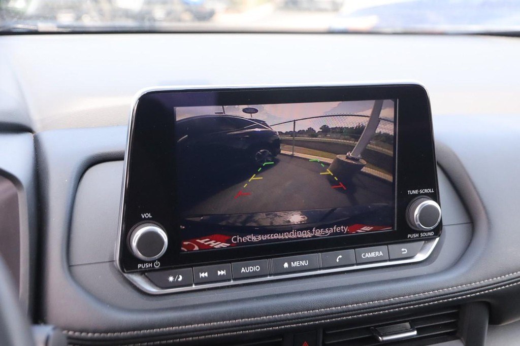 Nissan Rogue Vehicle Full-screen Gallery Image 17