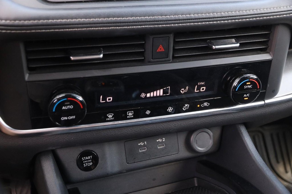 Nissan Rogue Vehicle Full-screen Gallery Image 18