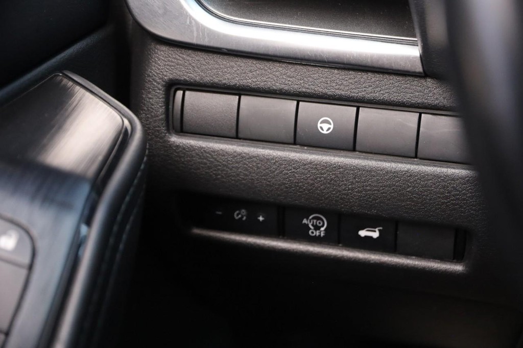 Nissan Rogue Vehicle Full-screen Gallery Image 21