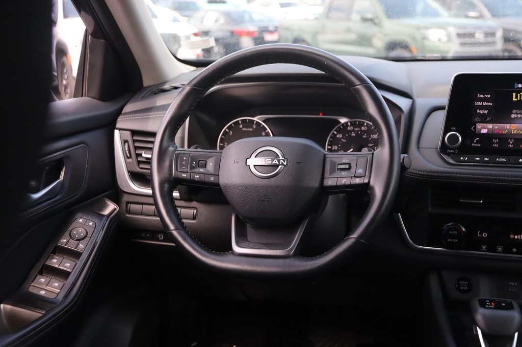 Nissan Rogue Vehicle Full-screen Gallery Image 24