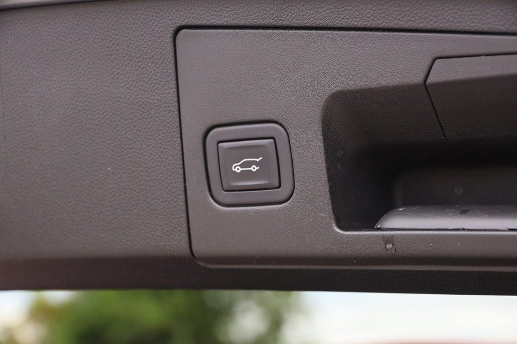 Cadillac XT4 Vehicle Full-screen Gallery Image 8