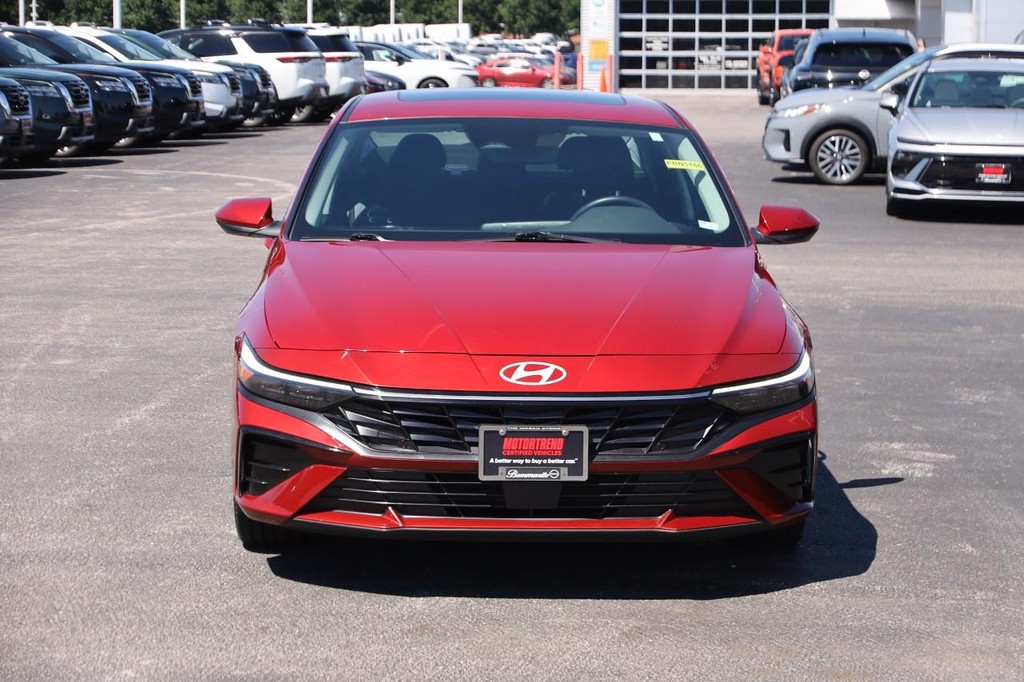 Hyundai Elantra Vehicle Full-screen Gallery Image 04