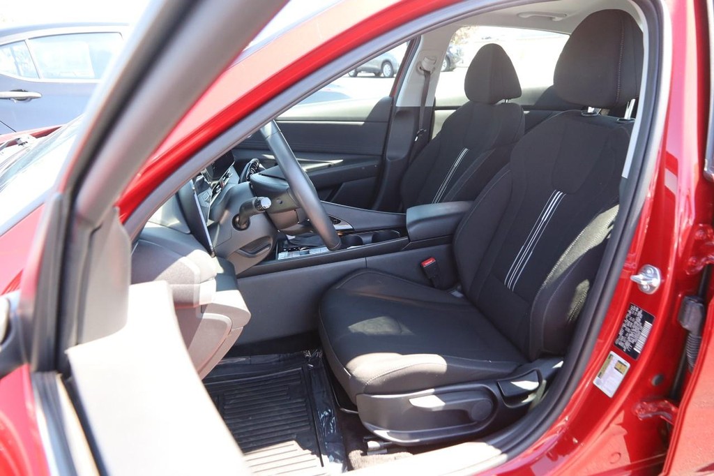Hyundai Elantra Vehicle Full-screen Gallery Image 09