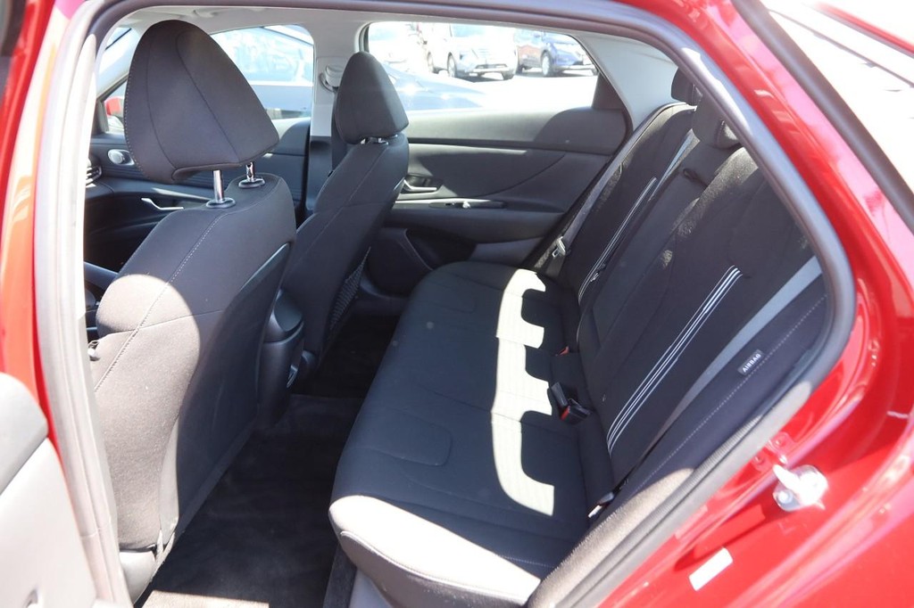 Hyundai Elantra Vehicle Full-screen Gallery Image 10