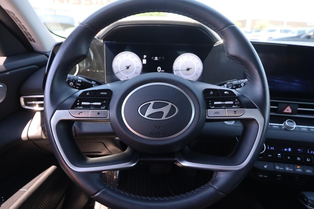 Hyundai Elantra Vehicle Full-screen Gallery Image 11