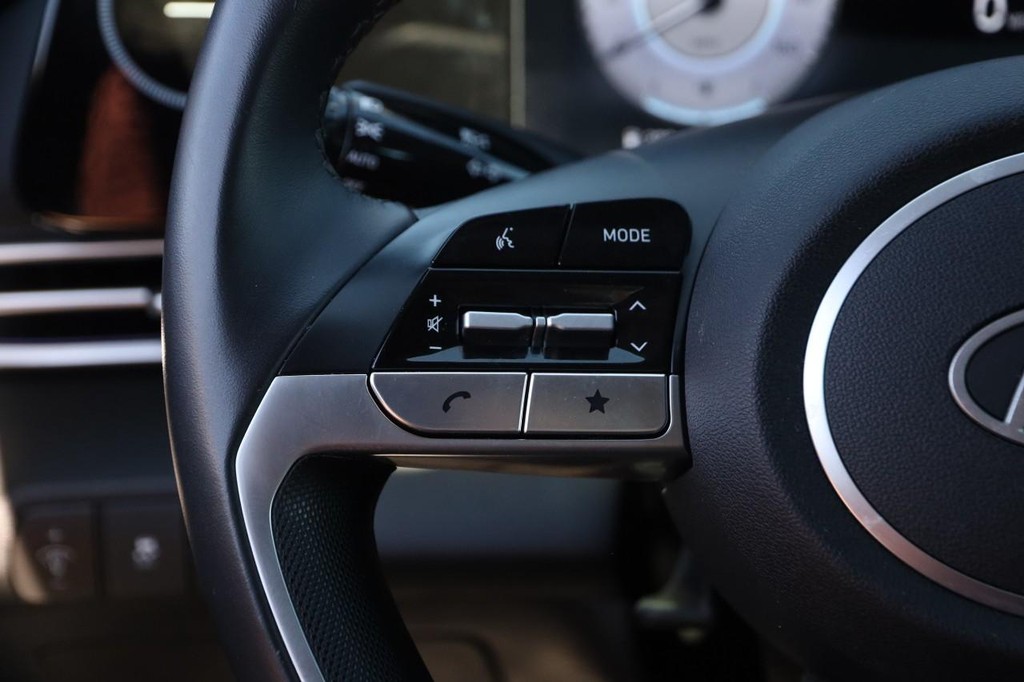 Hyundai Elantra Vehicle Full-screen Gallery Image 12