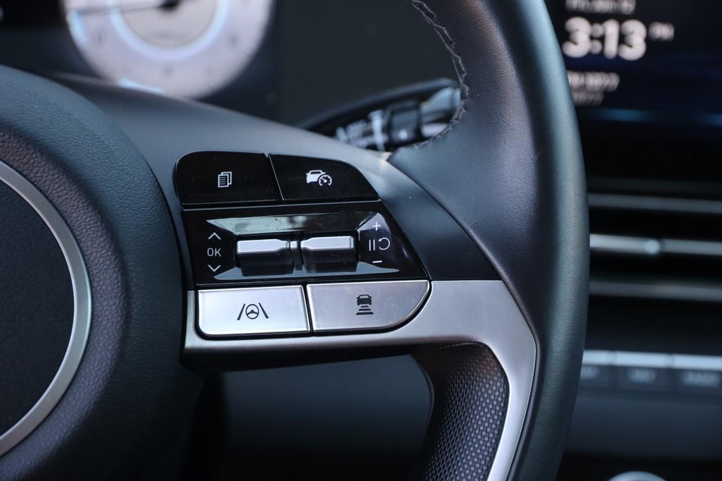 Hyundai Elantra Vehicle Full-screen Gallery Image 13