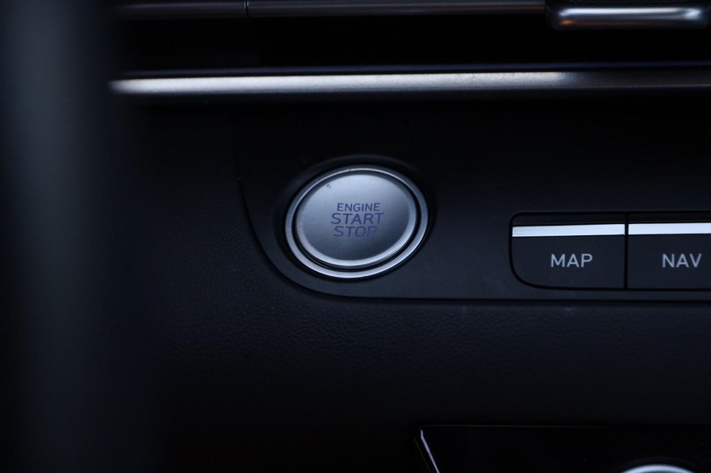 Hyundai Elantra Vehicle Full-screen Gallery Image 15