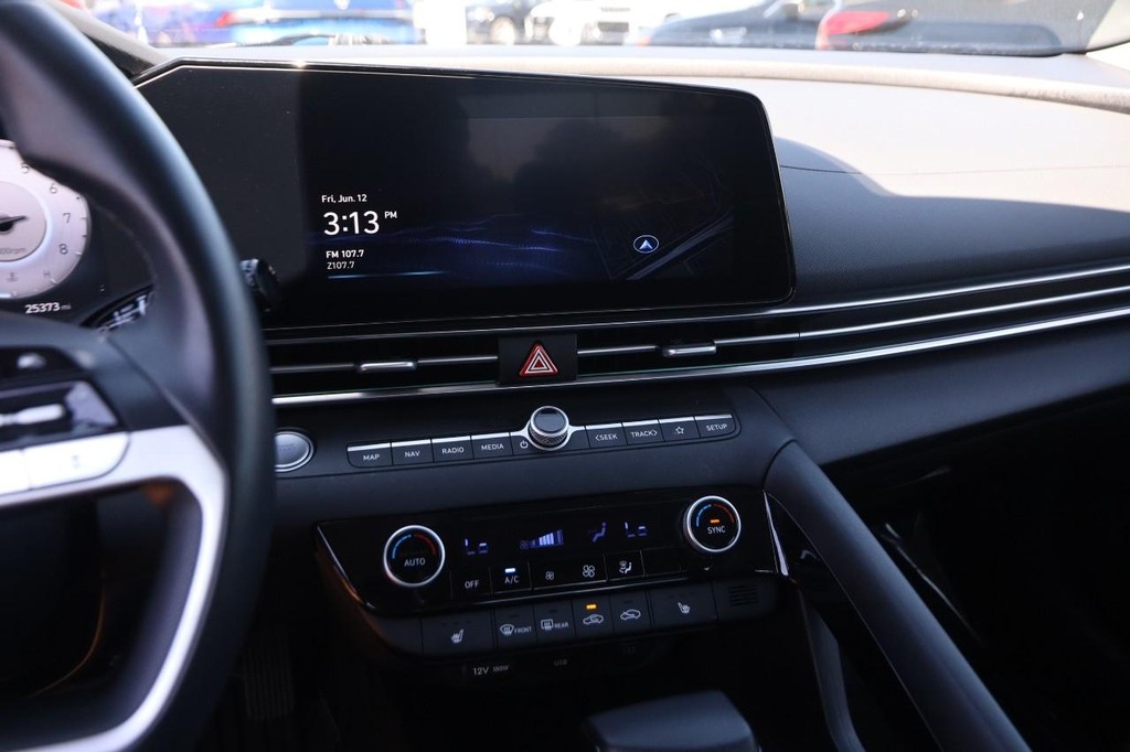 Hyundai Elantra Vehicle Full-screen Gallery Image 16