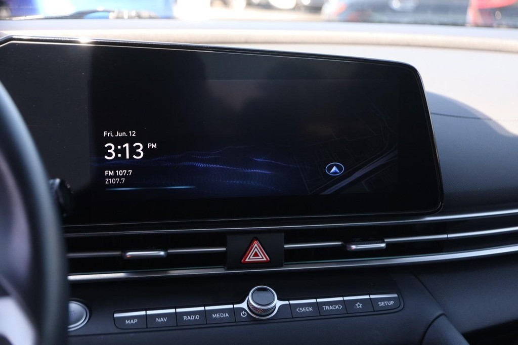 Hyundai Elantra Vehicle Full-screen Gallery Image 17