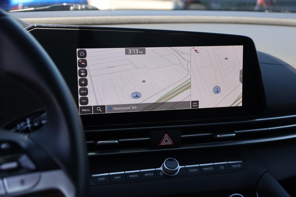 Hyundai Elantra Vehicle Full-screen Gallery Image 18