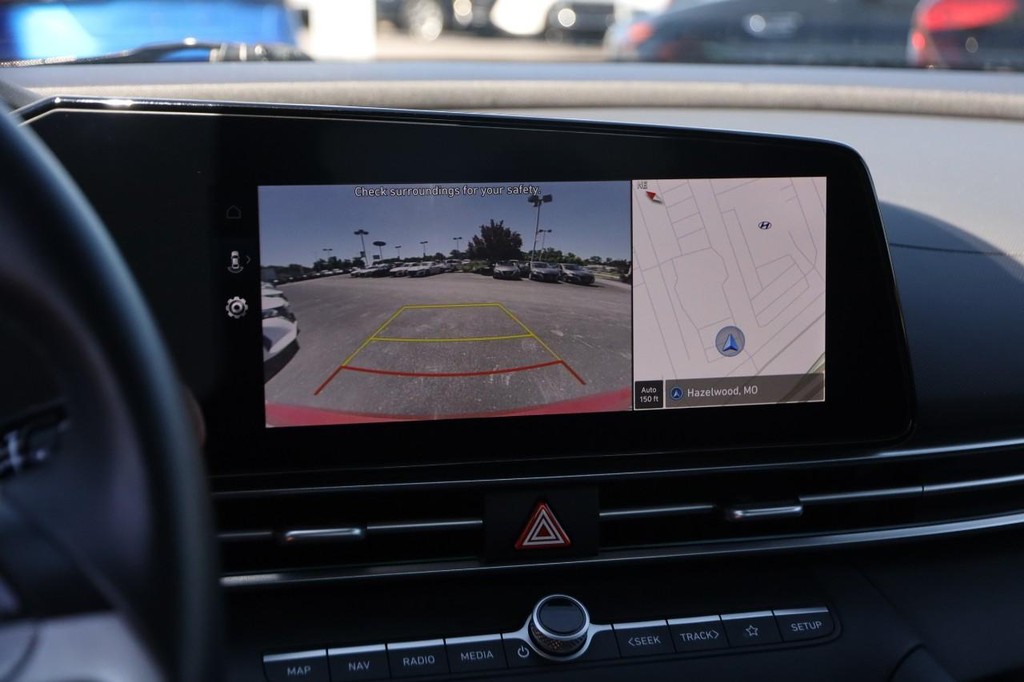 Hyundai Elantra Vehicle Full-screen Gallery Image 19