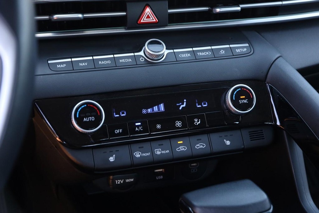 Hyundai Elantra Vehicle Full-screen Gallery Image 20