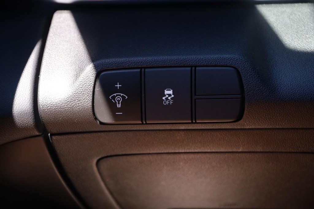 Hyundai Elantra Vehicle Full-screen Gallery Image 22