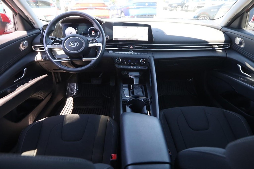 Hyundai Elantra Vehicle Full-screen Gallery Image 23