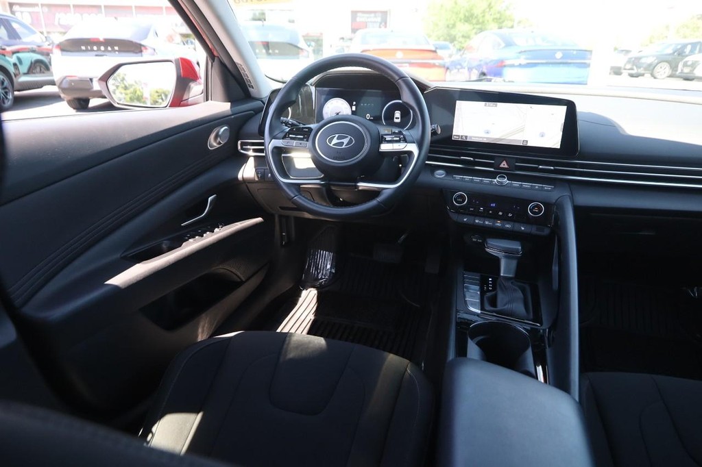 Hyundai Elantra Vehicle Full-screen Gallery Image 24