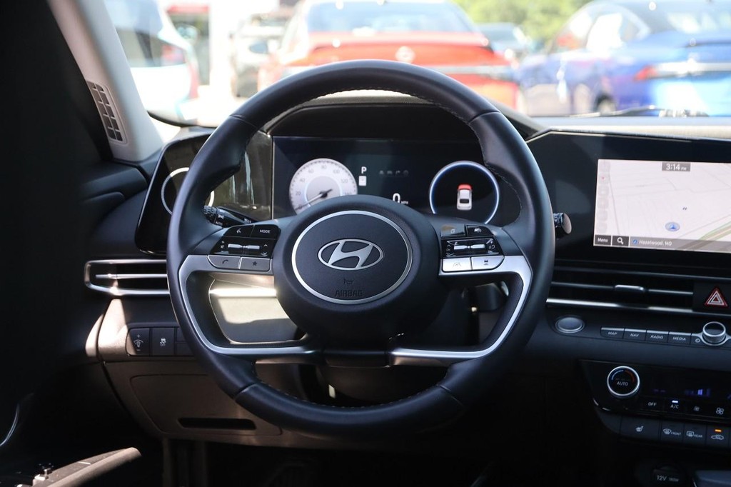 Hyundai Elantra Vehicle Full-screen Gallery Image 25