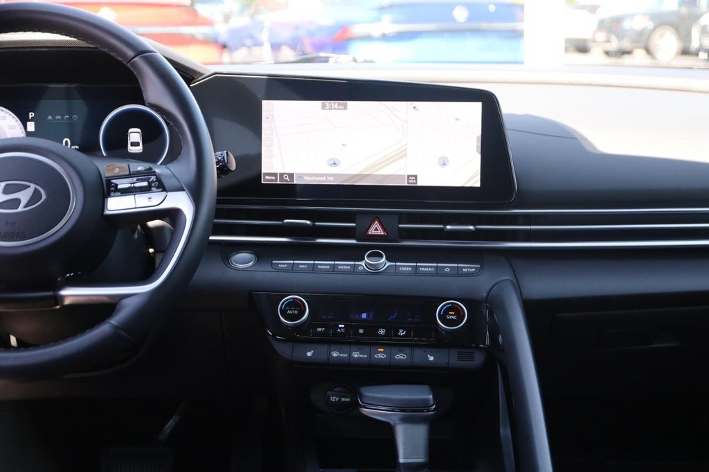 Hyundai Elantra Vehicle Full-screen Gallery Image 26