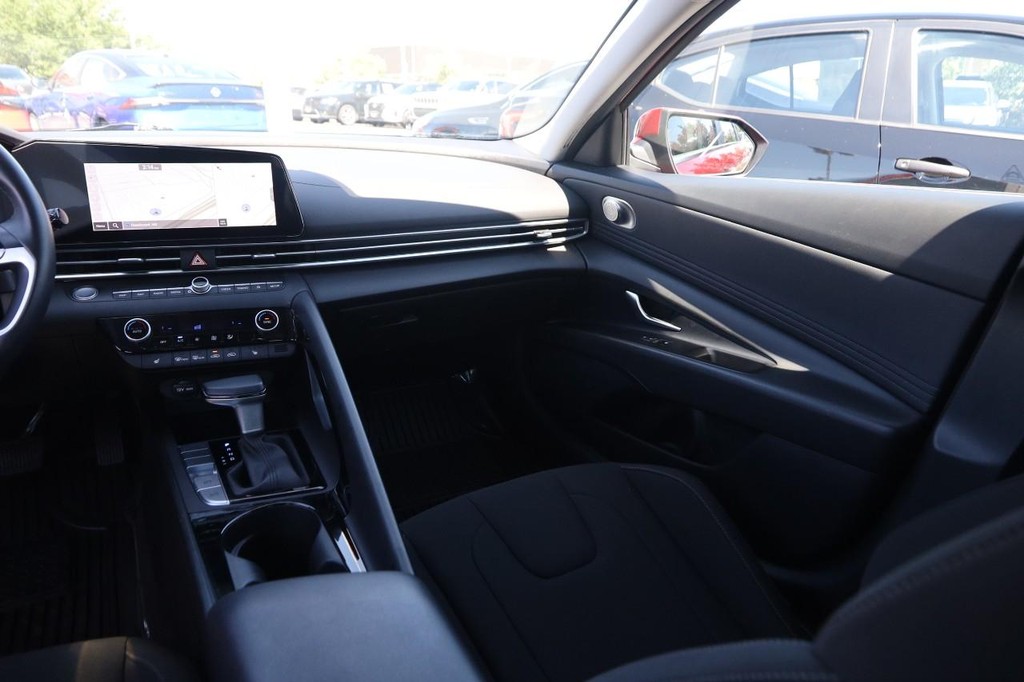 Hyundai Elantra Vehicle Full-screen Gallery Image 27