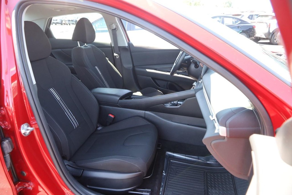 Hyundai Elantra Vehicle Full-screen Gallery Image 28