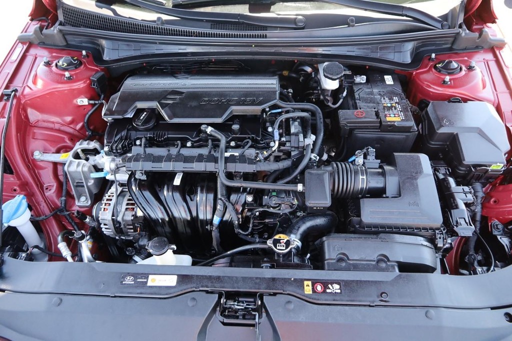 Hyundai Elantra Vehicle Full-screen Gallery Image 29