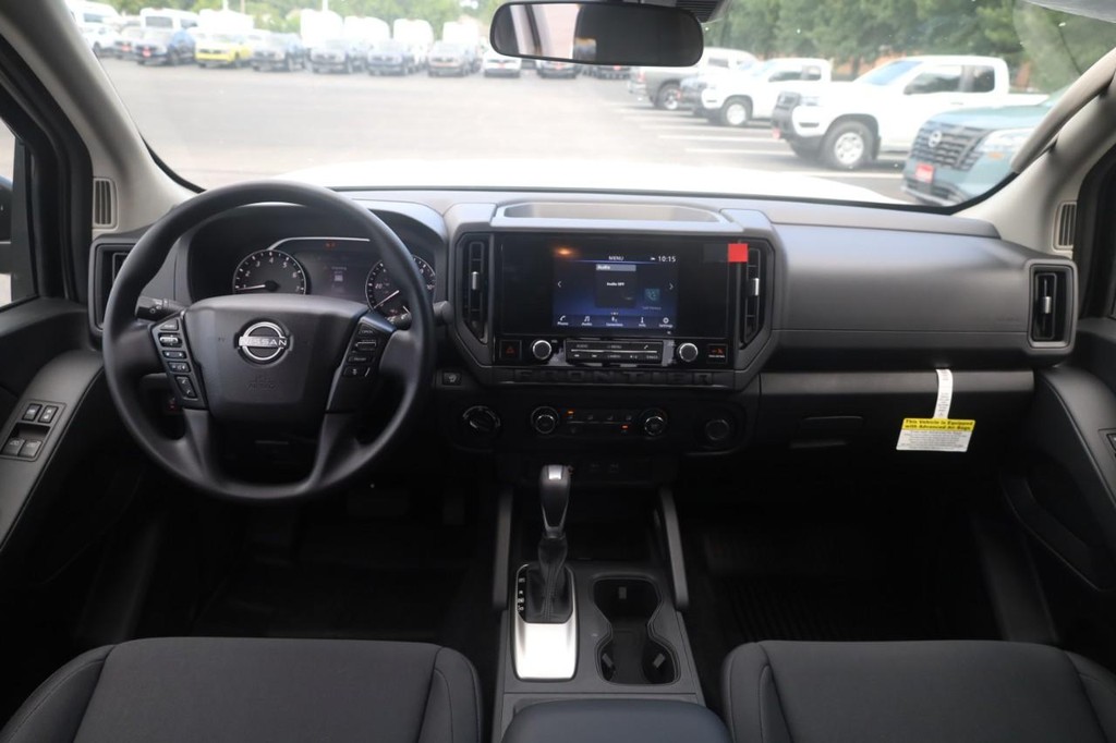 Nissan Frontier Vehicle Full-screen Gallery Image 7