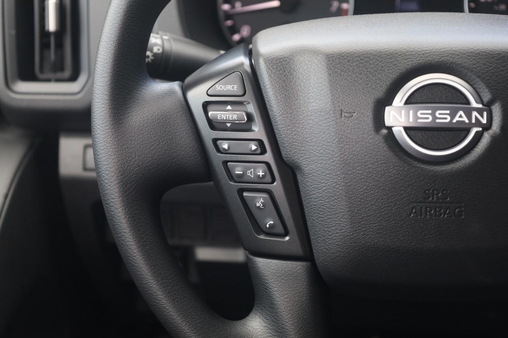 Nissan Frontier Vehicle Full-screen Gallery Image 10