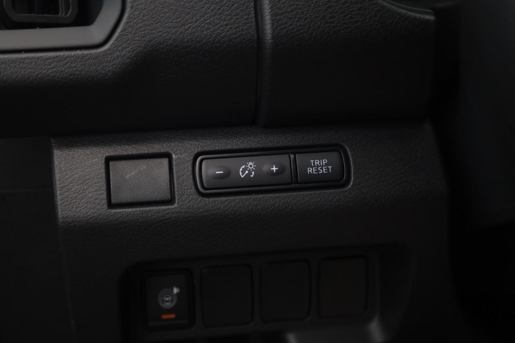 Nissan Frontier Vehicle Full-screen Gallery Image 12