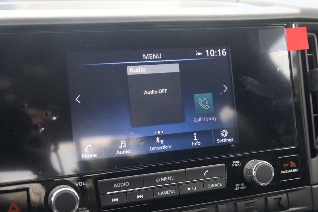 Nissan Frontier Vehicle Full-screen Gallery Image 15