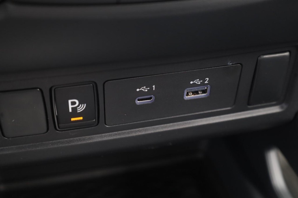 Nissan Frontier Vehicle Full-screen Gallery Image 18