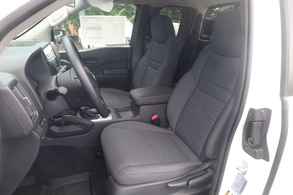 Nissan Frontier Vehicle Full-screen Gallery Image 20