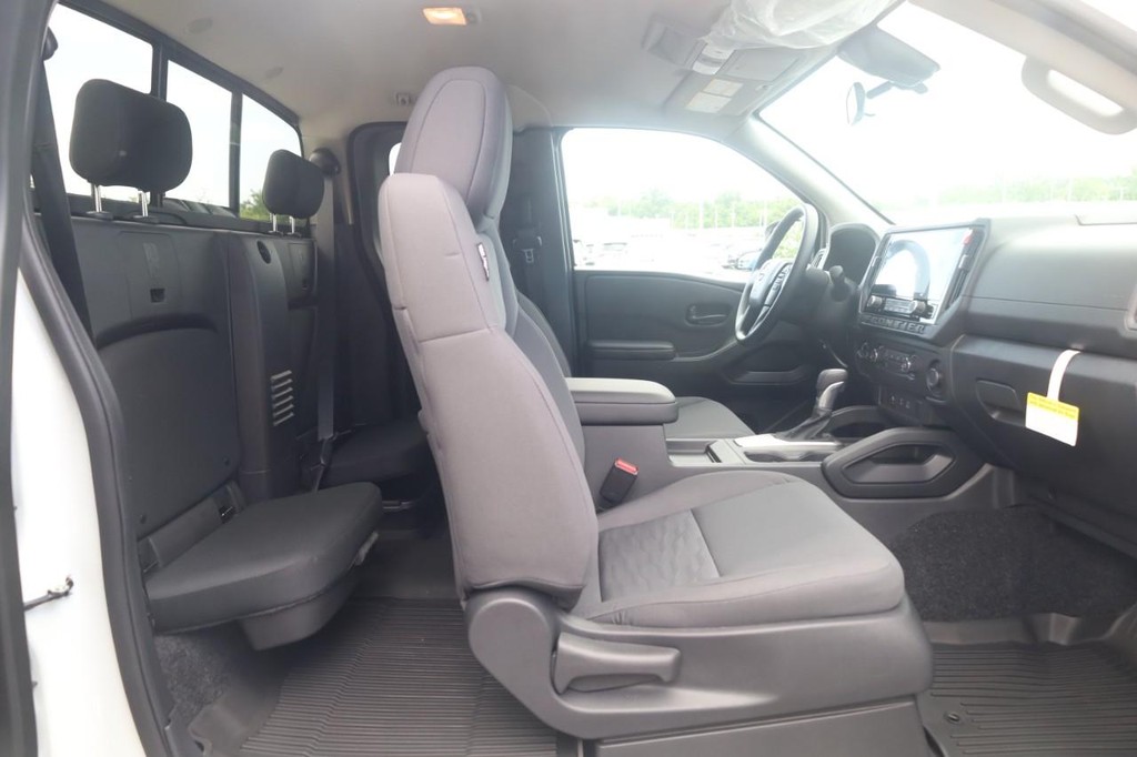 Nissan Frontier Vehicle Full-screen Gallery Image 22