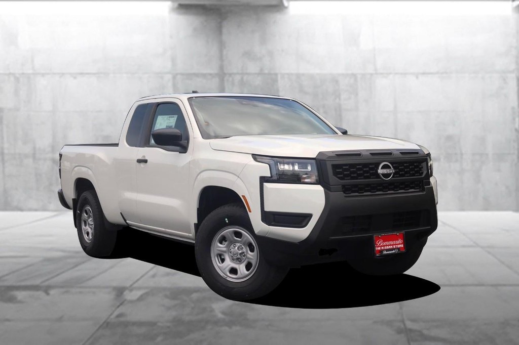 Nissan Frontier Vehicle Full-screen Gallery Image 2