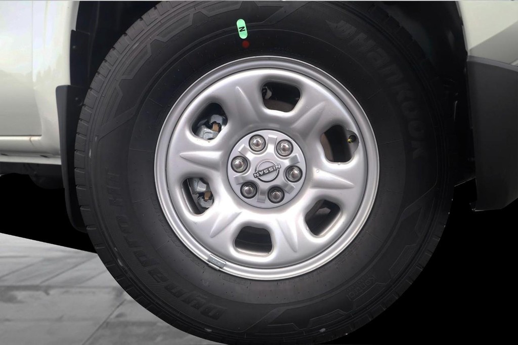 Nissan Frontier Vehicle Full-screen Gallery Image 3
