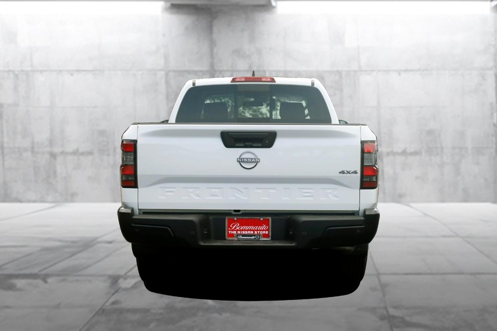 Nissan Frontier Vehicle Full-screen Gallery Image 6